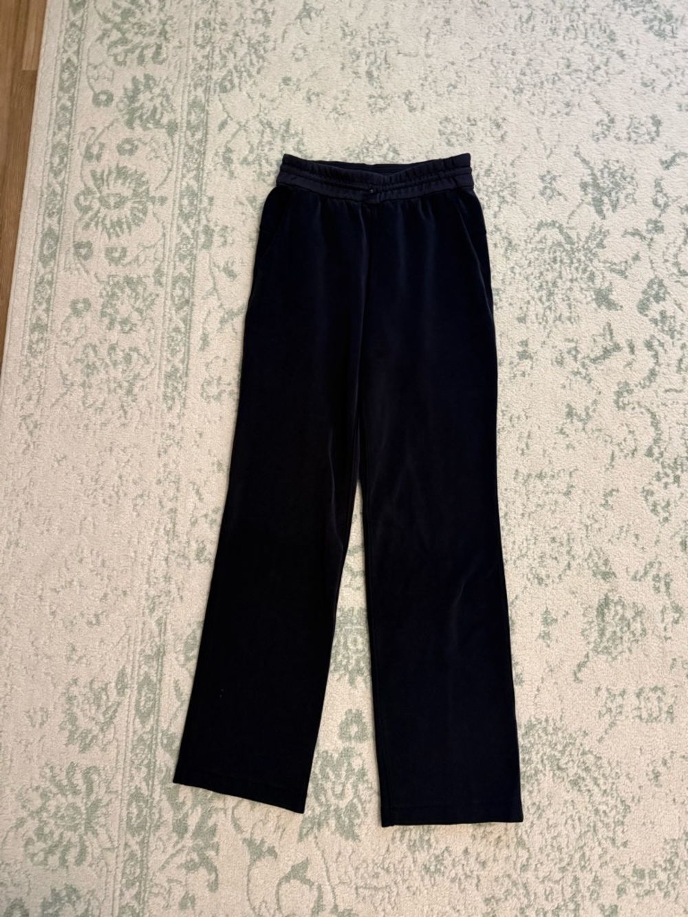 Women’s Lululemon Softstreme Sweatpants Size 4